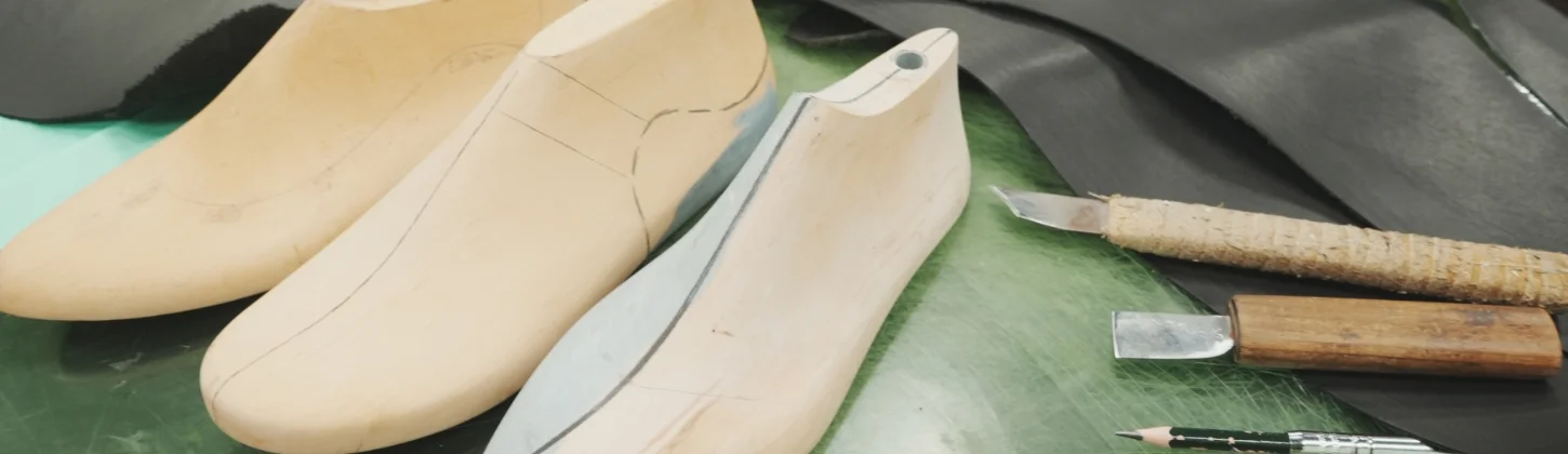 工房で使用する木型と革包丁